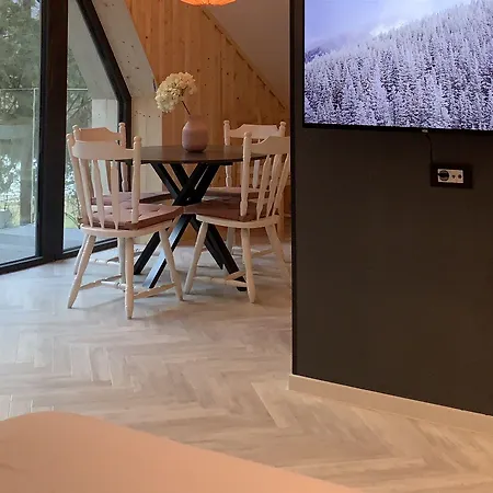 アパート Pine Tree House