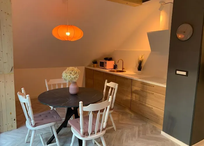 Pine Tree House Apartment *